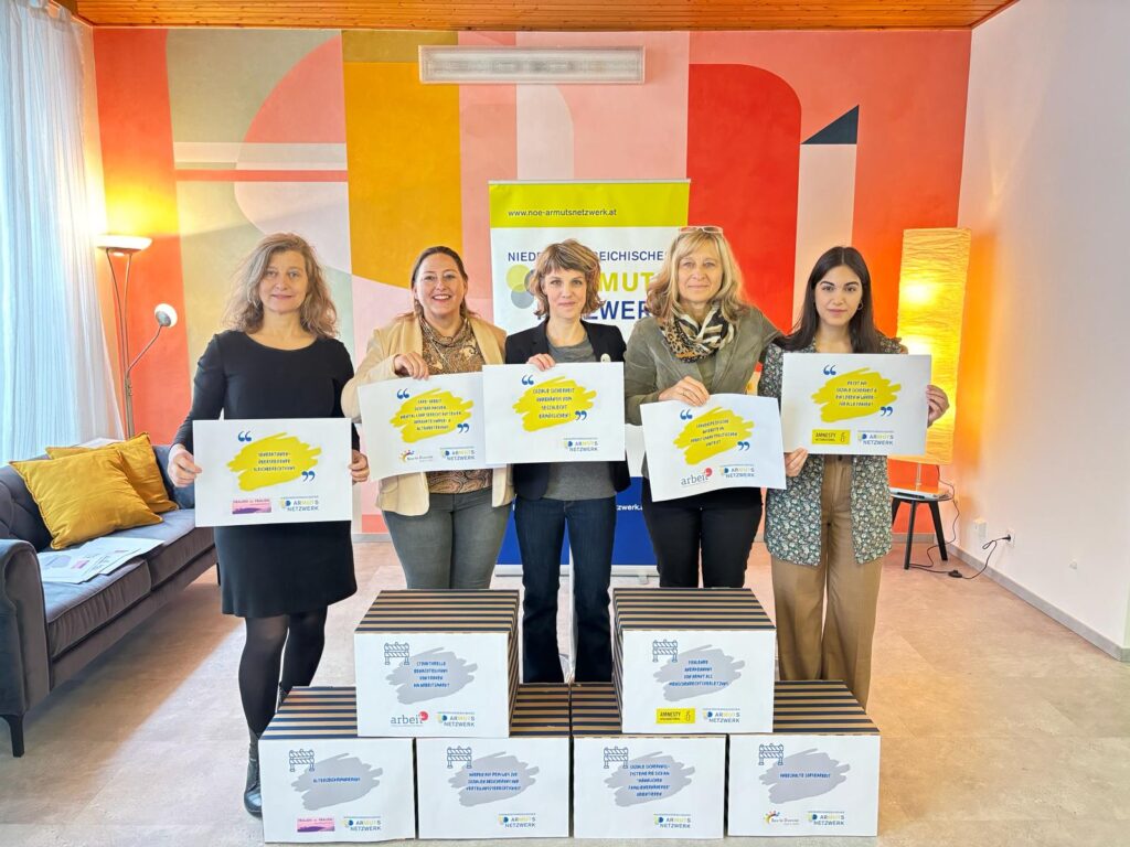 Bild zeigt 5 Frauen mit Botschaften  rund um Gleichstellung von Frauen in der Hand